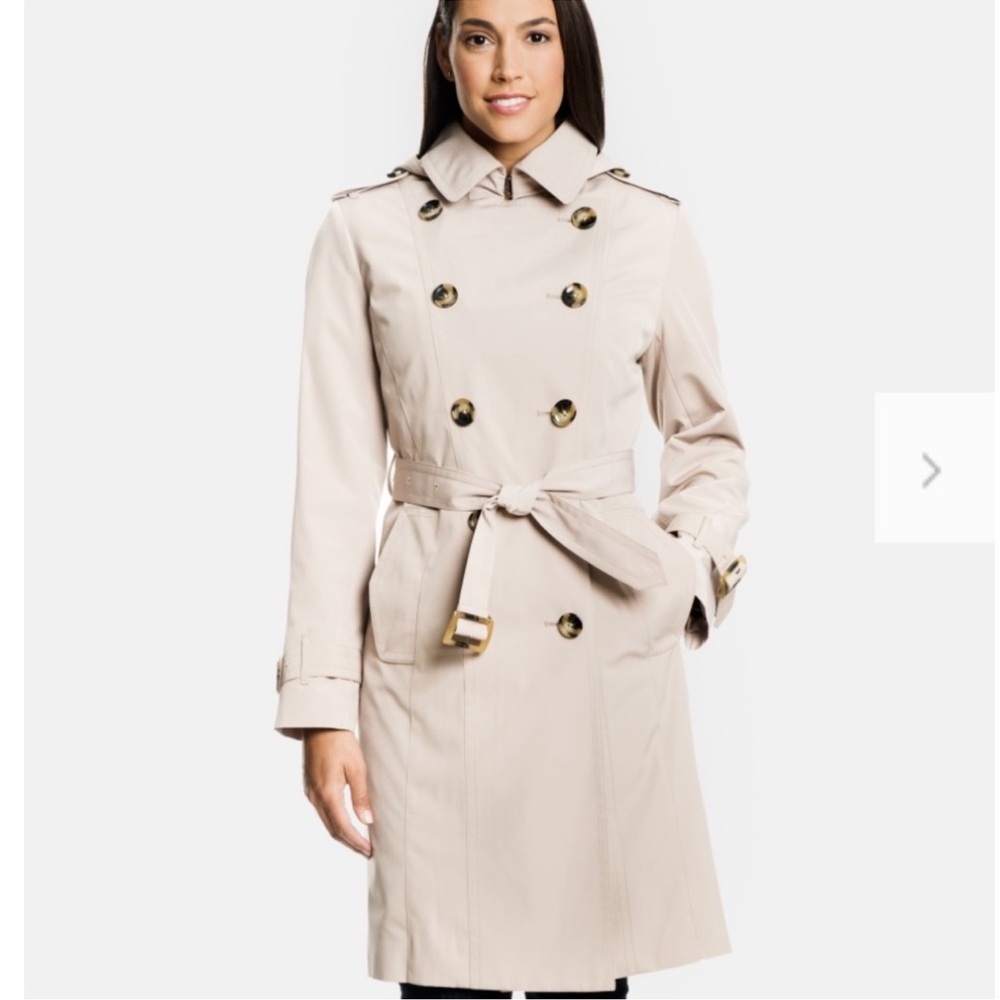 Women's NWT London Fog Trench Coat, Medium.